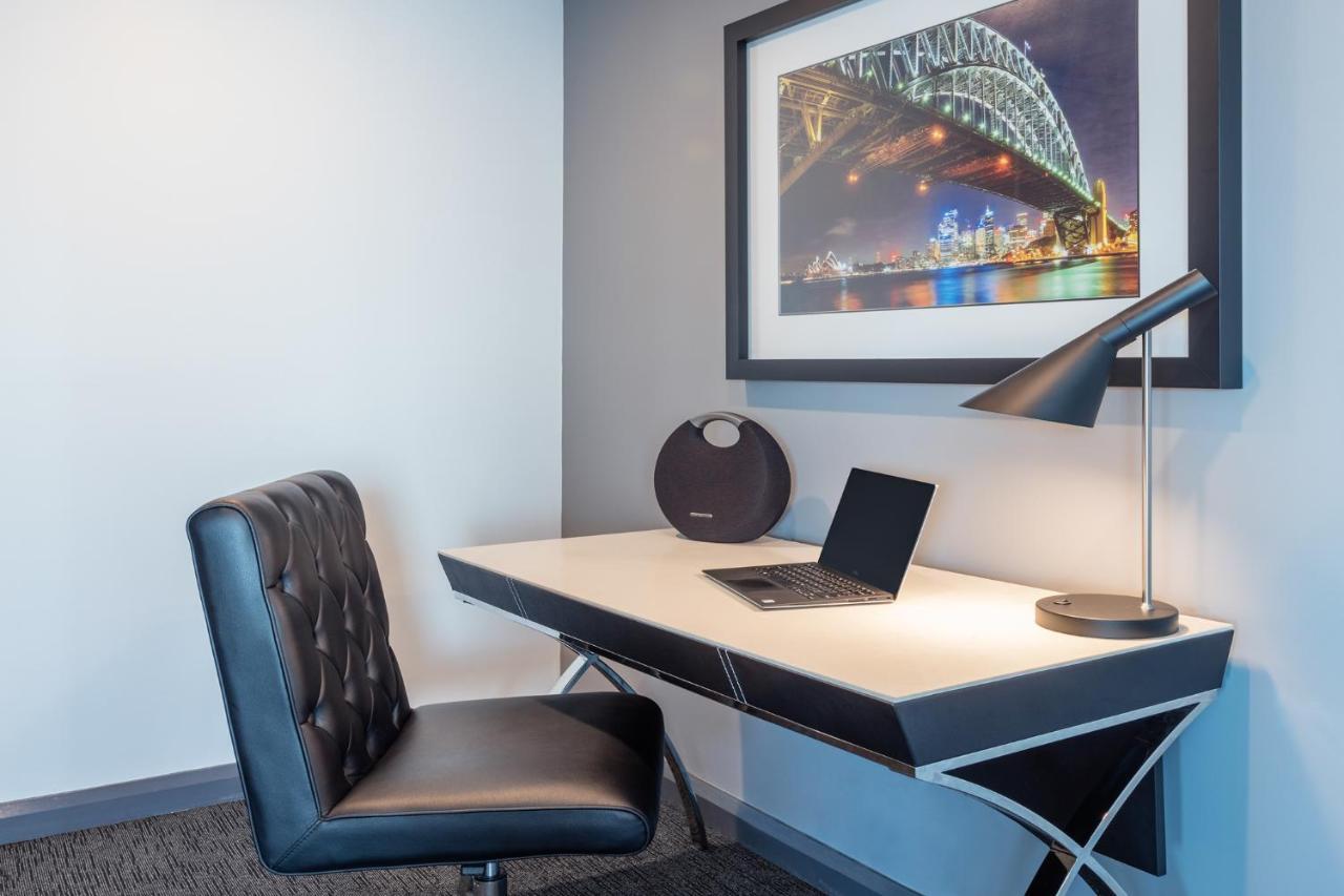Meriton Suites World Tower, Sídney Exterior foto A work desk in a hotel room
